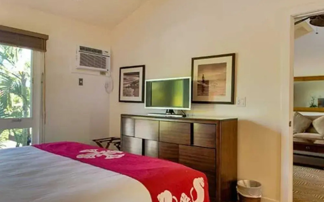 Aina Nalu Condo I202 by RedAwning