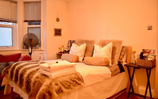 2 Bedroom Flat in Central London With a Garden