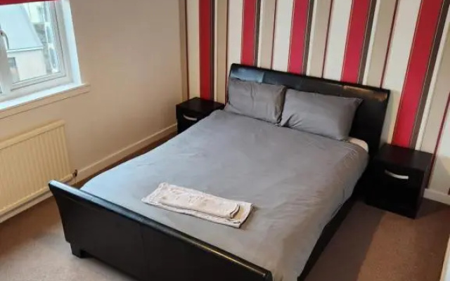 3 BEDROOM SERVICED APPARTMENT CENTRAL LOCATION SEA SIDE TOWn