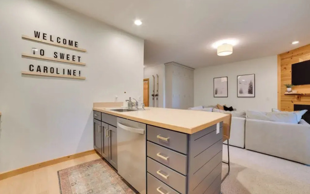 Modern Bellaire Condo: Pool Access, Near Skiing!