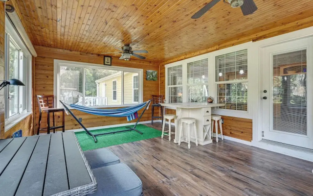 Weeki Wachee Family Getaway: Canal-front Home