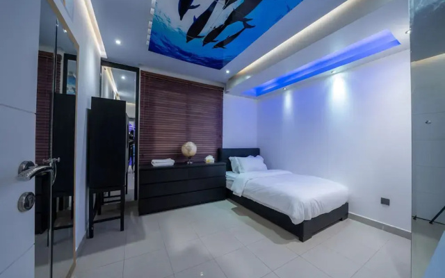 Luxury Three bedroom Apt Al Yasmin