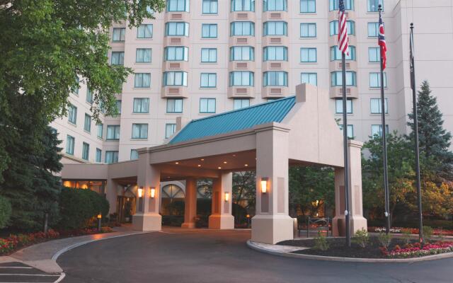 Отель Sheraton Columbus Suites Колумбус вид на фасад