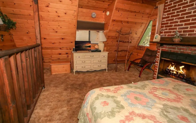 Lakeside Cabin 10