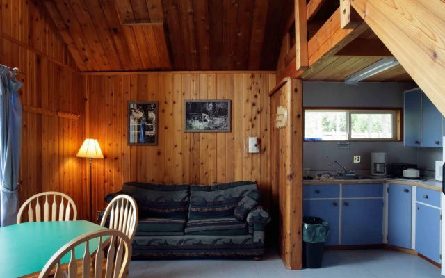 Becker's Lodge Bowron Lake Adventures Resort