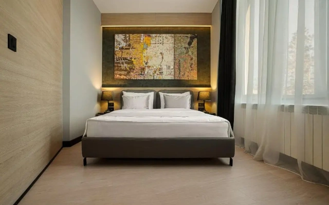 Maccani Black Luxury Suites