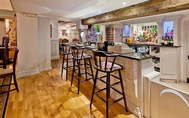 Henri's Bar Brasserie and Rooms