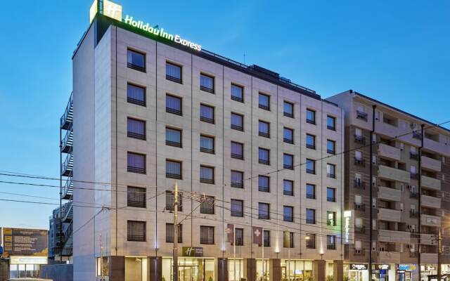 Отель Holiday Inn Express Belgrade - City вид на фасад