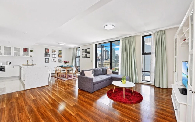 Deluxe Sydney Central Penthouse with Pool and Gym