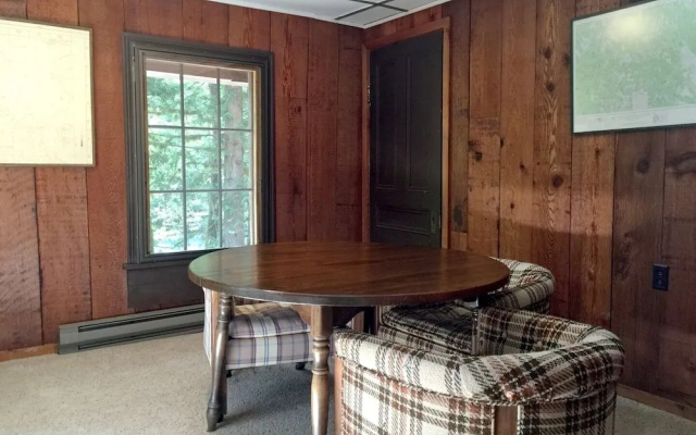 57sw - Fireplace - Wifi - Sleeps 6 2 Bedroom Home by RedAwning