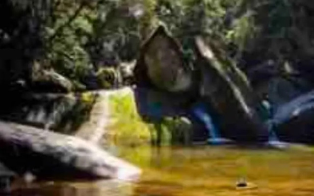 Casa com piscina próxima à cachoeira