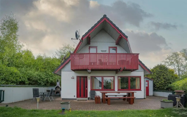 Ferienhaus am See im Bergland 100