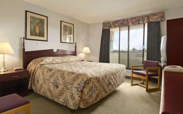 Super 8 by Wyndham Red Deer