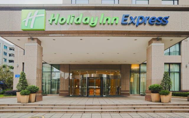 Отель Holiday Inn Express Chengdu Gulou вид на фасад