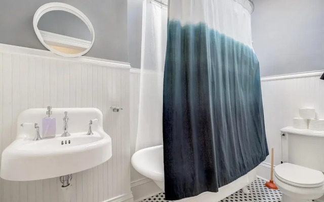 Stunning Modern Home, Prime Location Sleeps 15