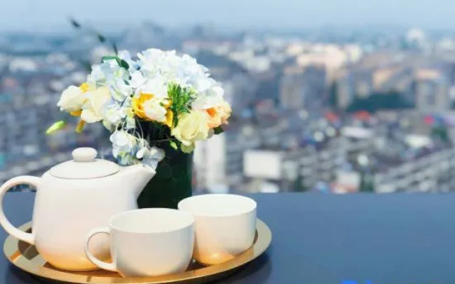 Slender West Lake Zhongji Executive Apartments