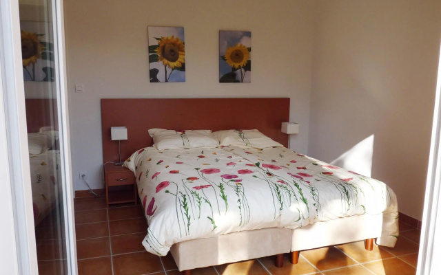 Elegant Villa in Les Mazes with Swimming Pool