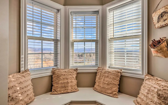 Large, Cozy Midway Studio w/ Mountain Views!