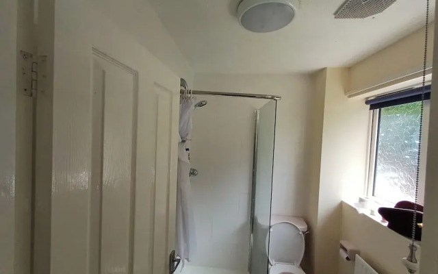 3 Bed House - Sleeps 5 - Pets - Parking