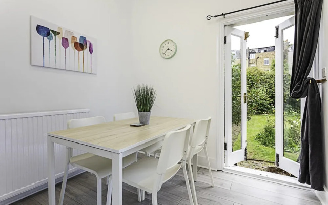 Clapham Charm: 2-bedroom Beauty