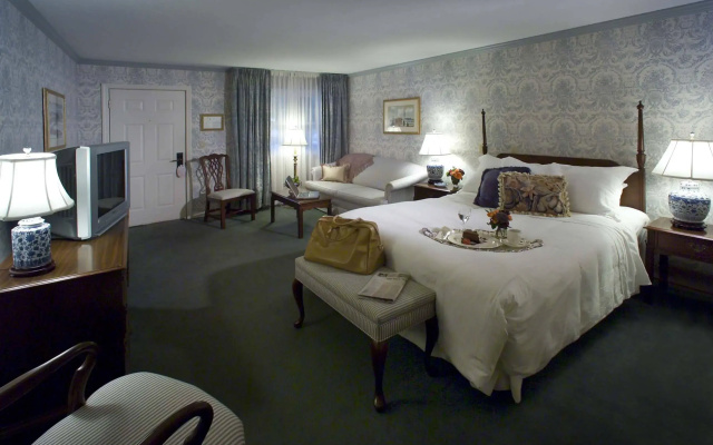 Avon Old Farms Hotel