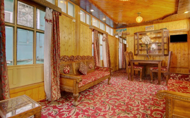Oyo 6410 Amina Houseboat