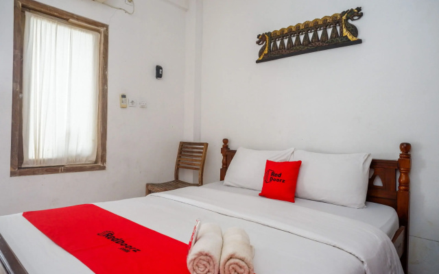 RedDoorz Near Plengkung Gading 2