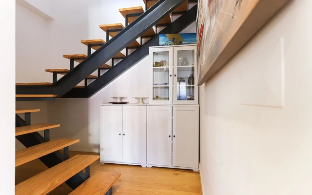 JOIVY Bold & classy 2BR home w/balcony in Baixa, moments from shopping streets