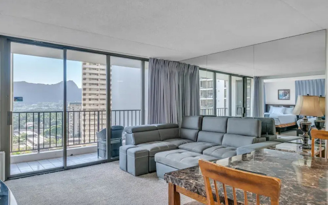 Excellent Diamond Head View Condo - Remodeled, Free Parking!