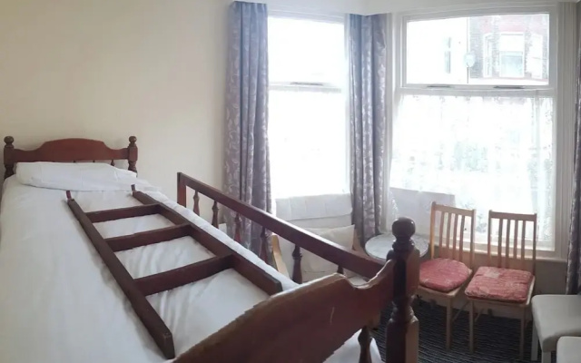 Apsley 1 Flat Sleeps 4 With Near Beach