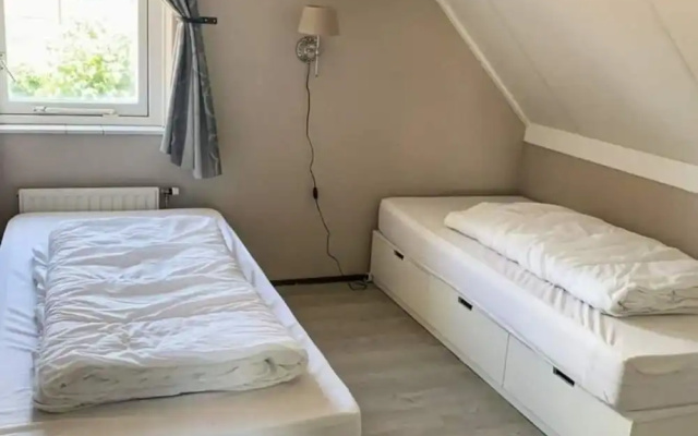 Spacious Stay Near the Sea