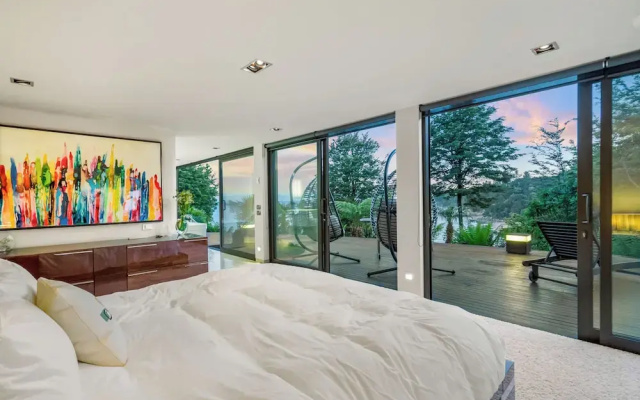 Jacuzzi Suite - Ocean Views & Beach