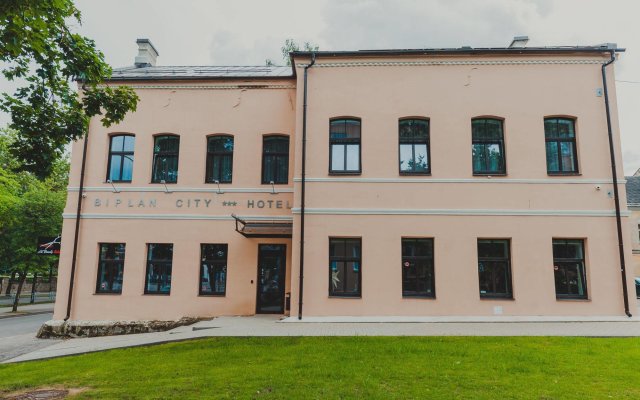 Отель Biplan City Латвия, Даугавпилс - отзывы, цены и фото номеров - забронировать отель Biplan City онлайн вид на фасад