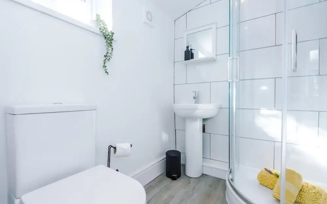Modern Home Ideal for Business Groups Sleeps 7