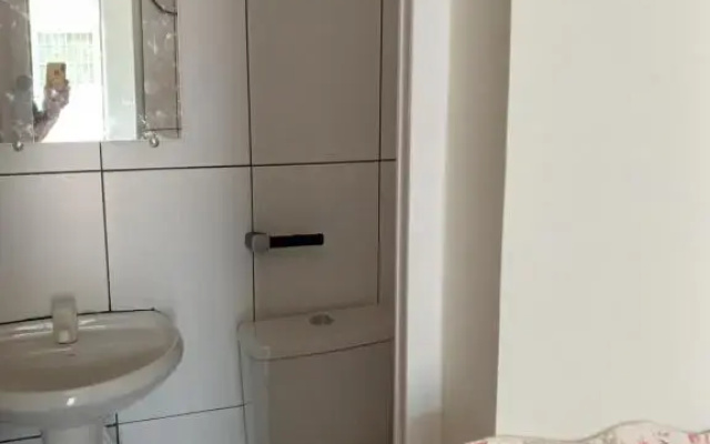 Quarto Suíte independente da casa com garagem