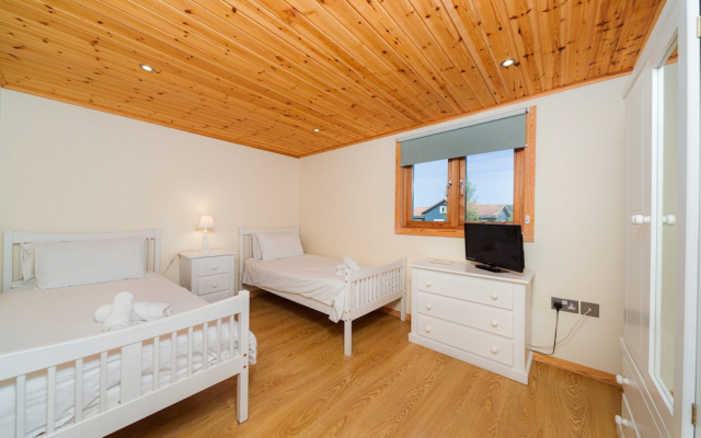 Lodge in Caldecott Hall With Private Hot Tub
