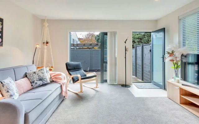 Beautifully Styled 2BR w 2 Carparks & Aircon