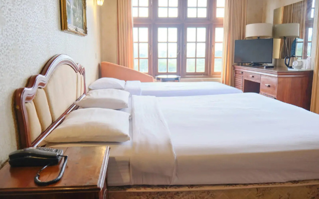 Alpine Hotel