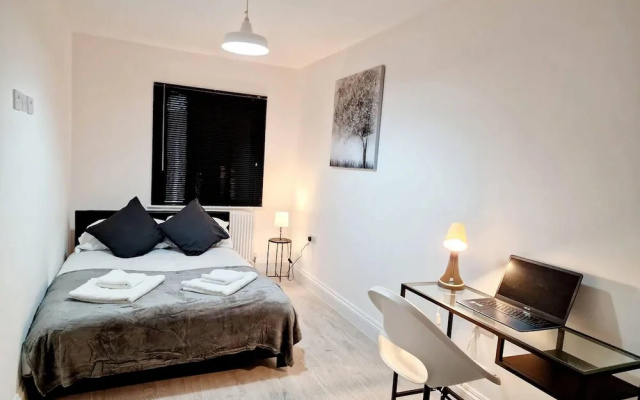 Deluxe 2 Bed Apartment in Uxbridge
