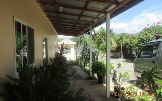 Отель The Inn At Great Bay Treasure Beach Jamaica Треже-Бич вид на фасад