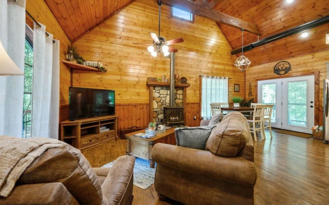 Squatch Watch Lodge 1 Bedroom Cabin