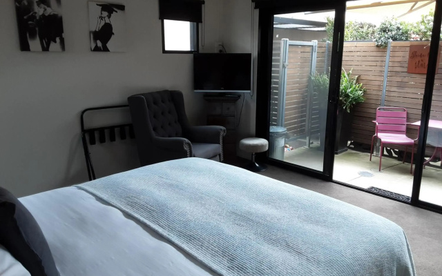 Adelphi Apartment 2- Poolside or Apartment 2A- King Studio