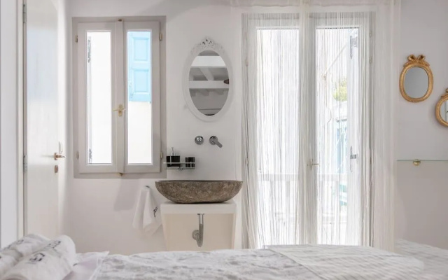 aniko suites Chora