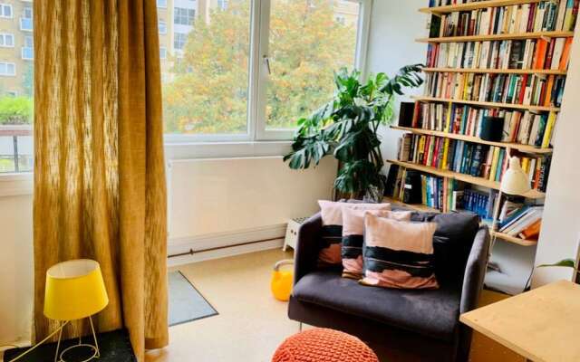 Отель Bright and Spacious 2 Bedroom Maisonette in Central London With Balcony Лондон развлечения