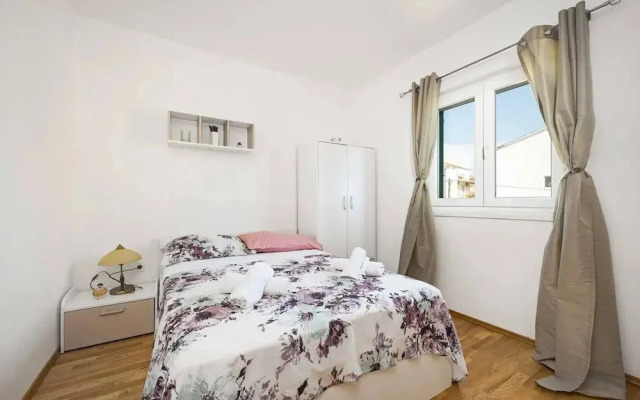 Spacious Apartment in Brodarica With Garden