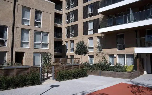 Near Dlr Station-family-sleeps 4-pets-parking