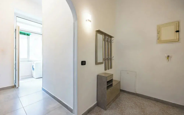 Red Comfort Flat Near Garibaldi Station