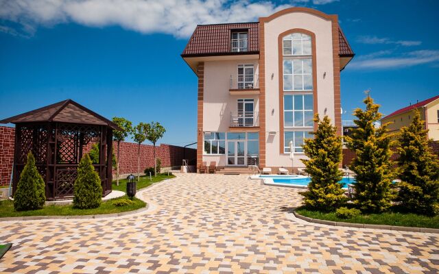 Гостевой Дом Beausoleil Анапа вид на фасад