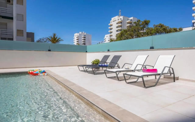 Luxorious Beachside Apartment with Pool