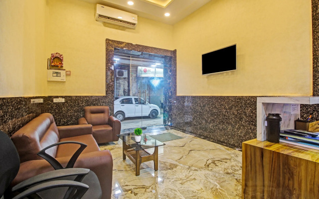 Super Townhouse Centre Point Inn Near Esplanade Metro Station